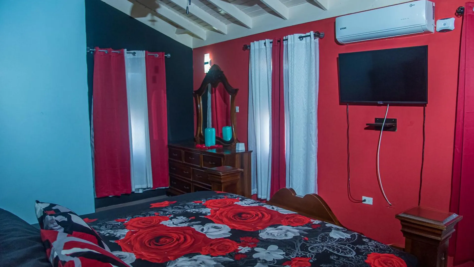 Villa Paradise Villa: Dual Properties with Private Pool and Gym Ocho Rios