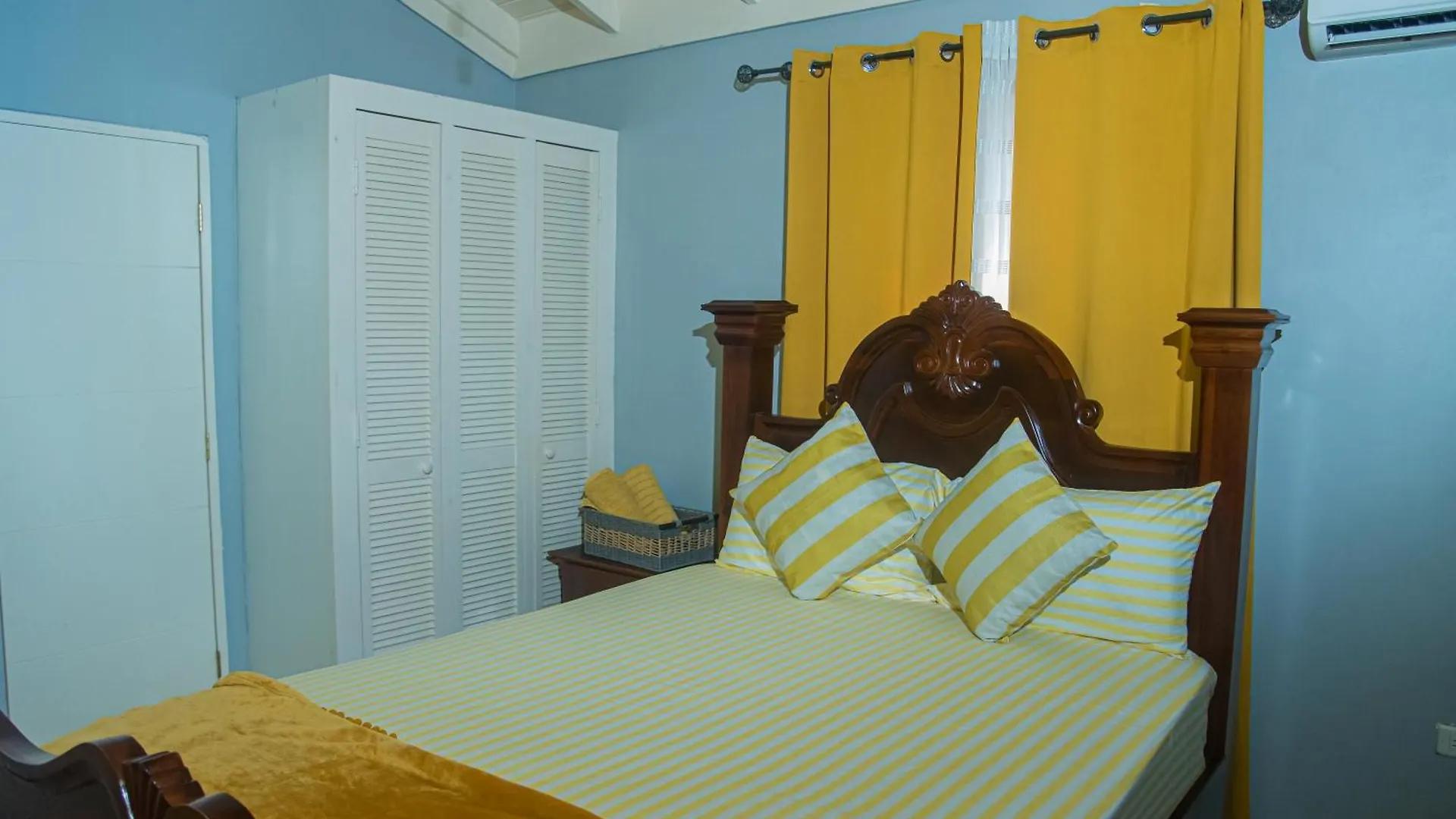 Paradise Villa: Dual Properties with Private Pool and Gym Ocho Rios 0*,